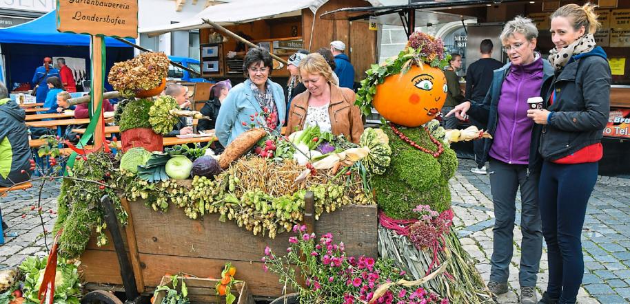 Beim Kirchweih-Markt in Eichstätt dominieren auf die Jahreszeit abgestimmte Waren das Angebot. Für das Publikum ist die zweitägige Veranstaltung ein fixer Punkt im Jahreslauf. Fotos: Auer Beim Kirchweih-Markt in Eichstätt dominieren auf die Jahreszeit abgestimmte Waren das Angebot. Für das Publikum ist die zweitägige Veranstaltung ein fixer Punkt im Jahreslauf. Fotos: Auer
