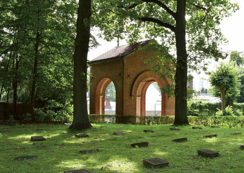 Lauschig, grün und etwas vernachlässigt: Der alte Friedhof an der Bahnhofstraße. Das Eingangstor entwarf Alexis de Chateauneuf  Fotos: B. Schücking