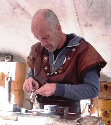 Der Gürtelmacher Holger Radke lässt sich gern bei der Arbeit über die Schulter schauen