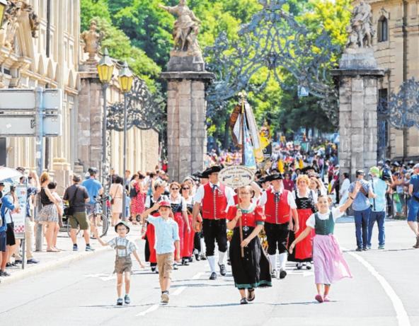 Kiliani Festzug: 2200 Trachtler ziehen durch die Stadt. Start ist an der Residenz. FOTO KIEFER