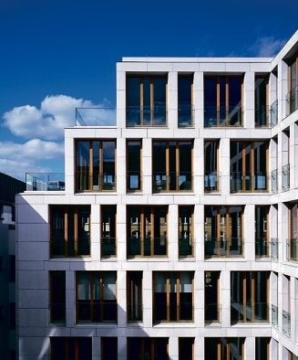 Hier bringt die Baubronze die Schönheit der Fenster voll zur Geltung. Foto: VFF/GUTMANN Bausysteme GmbH/www.ralfbuscher.de