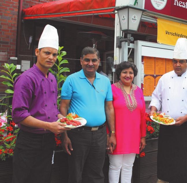 Inhaber Subhash Veauli (2. von links) und sein Team vom Taj Mahal Restaurant Foto: jae