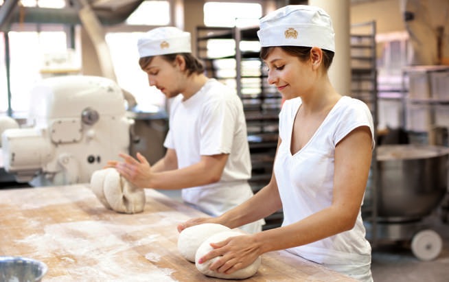 Mehr Knete fürs Kneten: Bäckerlehrlinge bekommen jetzt mehr Gehalt. Foto: Ramazani
