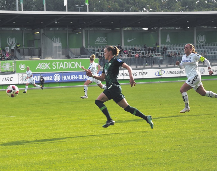 Bei dem Heimspiel gegen SC Freiburg konnte sich Ewa Pajor mehrmals den Weg durch den Abwehrblock zum Tor erkämpfen und versenkte gleich zwei Mal den Ball im Netz. nd Bei dem Heimspiel gegen SC Freiburg konnte sich Ewa Pajor mehrmals den Weg durch den Abwehrblock zum Tor erkämpfen und versenkte gleich zwei Mal den Ball im Netz. nd