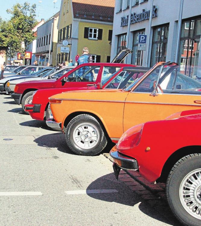 Die Fahrer erzählen gerne von den Besonderheiten ihrer „alten Schätzchen“. Fotos: Freunde alter Fahrzeuge Die Fahrer erzählen gerne von den Besonderheiten ihrer „alten Schätzchen“. Fotos: Freunde alter Fahrzeuge