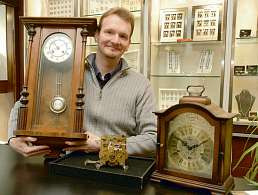 Michael Stonner bringt alte Uhrwerke wieder in Schwung, wenn es möglich ist Foto: Kuno Klein