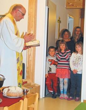 Pfarrer Johannes Trollmann segnete die Kinder, alle Mitarbeiterinnen und Gäste und natürlich die Räume. Fotos: Franz Bauer Pfarrer Johannes Trollmann segnete die Kinder, alle Mitarbeiterinnen und Gäste und natürlich die Räume. Fotos: Franz Bauer