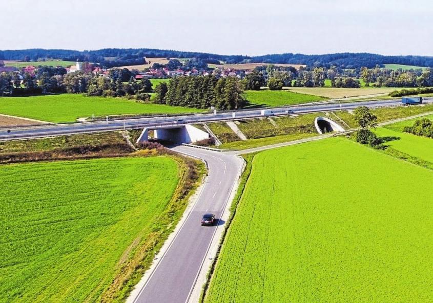 Jenseits der Bundesstraße kann auch gefahren werden. Insgesamt sechs Brückenbauwerke sind Teil der Ausbaustrecke. Von Gallenbach aus kann man bequem unter der B 300 „hindurchschlüpfen“, um nach Ecknach zu kommen. Das Mammutprojekt verschlang große Flächen, doch von den 25,7 Hektar wurde mit 14 Hektar nur etwas mehr als die Hälfte der Fläche versiegelt. Jenseits der Bundesstraße kann auch gefahren werden. Insgesamt sechs Brückenbauwerke sind Teil der Ausbaustrecke. Von Gallenbach aus kann man bequem unter der B 300 „hindurchschlüpfen“, um nach Ecknach zu kommen. Das Mammutprojekt verschlang große Flächen, doch von den 25,7 Hektar wurde mit 14 Hektar nur etwas mehr als die Hälfte der Fläche versiegelt.