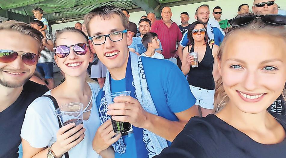Begeisterter Fußballfan: Malte Baumgart (3.v.li.) verbringt seine Freizeit gerne im Stadion. FOTO: PRIVAT Begeisterter Fußballfan: Malte Baumgart (3.v.li.) verbringt seine Freizeit gerne im Stadion. FOTO: PRIVAT