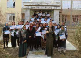 Stolz zeigen die Frauen bei der Abschlussfeier im Frauenzentrum in Andkhoi ihre Zertifikate, Fotos (2): „Afghanistan-Schulen“