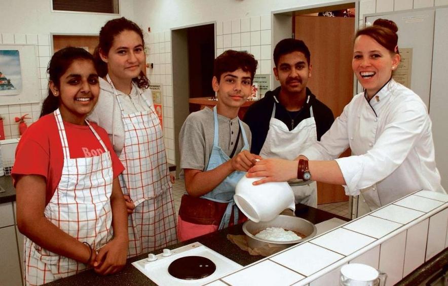 Berufe kennenlernen auf die leckere Art: Unter Anleitung von Konditormeisterin Juliane Hälbig backten die Schülerinnen und Schüler Kuchen