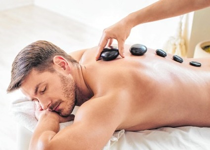 Hot-Stone-Massage: Auf dem Körper werden 60 Grad warme Steine platziert ISTOCK/HOOZONE Hot-Stone-Massage: Auf dem Körper werden 60 Grad warme Steine platziert ISTOCK/HOOZONE