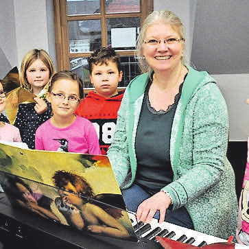 Kirchenmusikerin Esther Dultz (49) probt mit vier Gruppen des Kinderchores Kleinlaut im Gemeindehaus der evangelischen Kirchengemeinde Sehnde fleißig Weihnachtslieder. Mit drei Gruppen singt sie an Heiligabend in der Kirche vor.