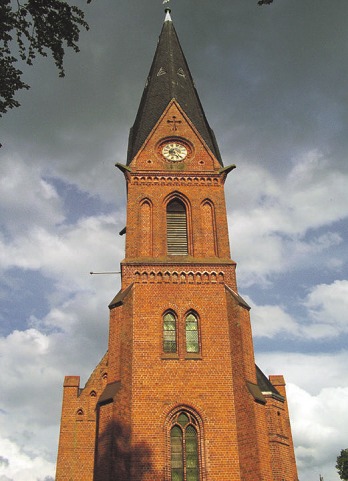 Die ehemalige Stiftskirche St. Sixtus und St. Sinnitius ist eines der Wahrzeichen von Ramelsloh Gunnar Ries Amphibol