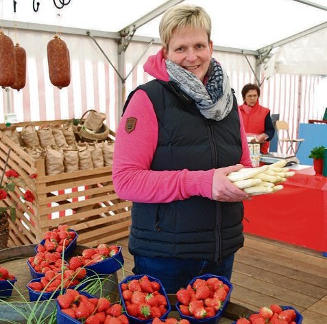 Anja Denzin hat neben Spargel auch wieder Erdbeeren im Angebot. Foto: Tina Jordan
