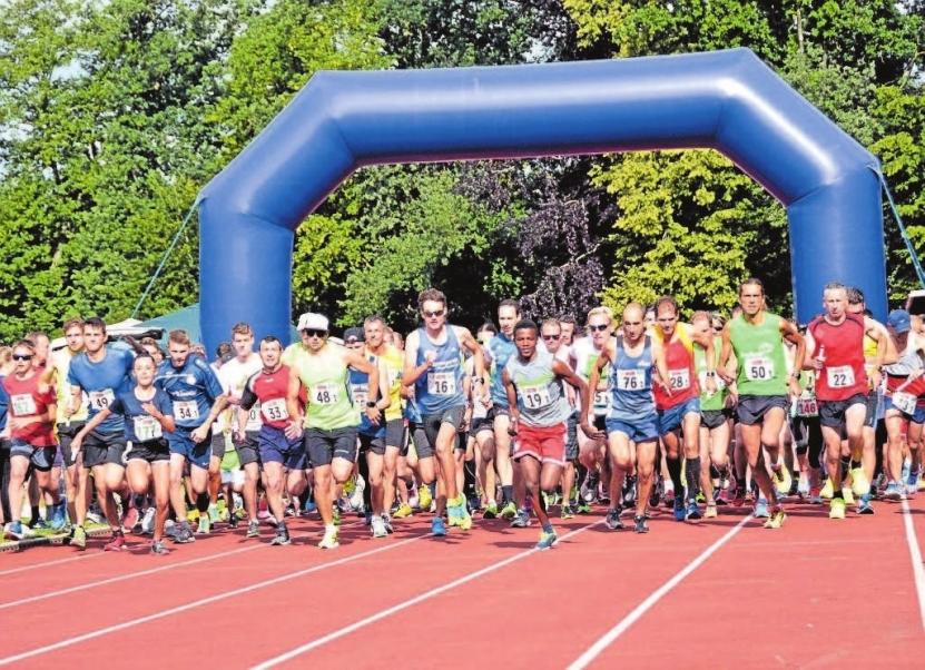 Erfolgreicher Landkreislauf. Im Juni fand der 36. Landrat-Dr.-Frey-Landkreislauf in Neusäß statt. Die Breitensportveranstaltung wurde von Landkreis, Stadt Neusäß, TSV Neusäß und vielen weiteren Neusässer Vereinen organisiert. Mit rund 1200 Teilnehmern in 116 Teams ist der Landkreislauf die größte Breitensportveranstaltung der Region. Der Kinderlauf hatte mit rund 200 Teilnehmern mehr Anmeldungen als 2017. Erster Bürgermeister Richard Greiner und Landrat Martin Sailer, Gastgeber der Veranstaltung, waren auch auf der Laufstrecke unterwegs. Der Bürgermeister freute sich insbesondere, „dass Neusäß zum 30-jährigen Stadtjubiläum wieder Gastgeber für den Landkreislauf sein darf“. 1988 war dieser nämlich anlässlich der Stadterhebung schon einmal zu Gast in Neusäß. Im Ziel gab es für die Bestplatzierten Pokale, Urkunden und tolle Sachpreise. 2019 findet der Lauf in Bobingen statt. Foto/Text: Stadt Neusäß Erfolgreicher Landkreislauf. Im Juni fand der 36. Landrat-Dr.-Frey-Landkreislauf in Neusäß statt. Die Breitensportveranstaltung wurde von Landkreis, Stadt Neusäß, TSV Neusäß und vielen weiteren Neusässer Vereinen organisiert. Mit rund 1200 Teilnehmern in 116 Teams ist der Landkreislauf die größte Breitensportveranstaltung der Region. Der Kinderlauf hatte mit rund 200 Teilnehmern mehr Anmeldungen als 2017. Erster Bürgermeister Richard Greiner und Landrat Martin Sailer, Gastgeber der Veranstaltung, waren auch auf der Laufstrecke unterwegs. Der Bürgermeister freute sich insbesondere, „dass Neusäß zum 30-jährigen Stadtjubiläum wieder Gastgeber für den Landkreislauf sein darf“. 1988 war dieser nämlich anlässlich der Stadterhebung schon einmal zu Gast in Neusäß. Im Ziel gab es für die Bestplatzierten Pokale, Urkunden und tolle Sachpreise. 2019 findet der Lauf in Bobingen statt. Foto/Text: Stadt Neusäß