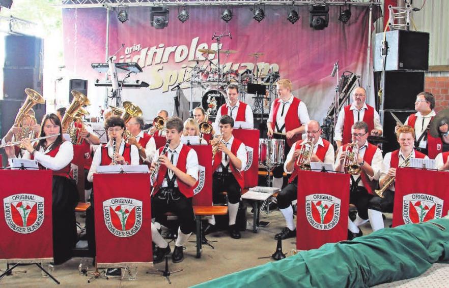 Die Landolfshäuser Blasmusikanten eröffnen das Bühnenprogramm. FOTOS: ART Die Landolfshäuser Blasmusikanten eröffnen das Bühnenprogramm. FOTOS: ART