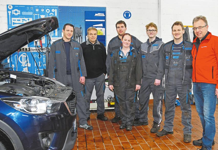 Ein großes Team in der Werkstatt: Werkstattleiter Frank Stöppler, Alfred Waltring, Philipp Engbring, Stefanie Schwarz, Timo Weckenbrock, Lars Woltering und Geschäftsführer Paul Flothkötter (v.l.).