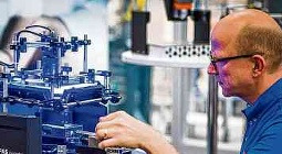 Zur Anwerbung von Fachkräften gibt es auch tatkräftige Unterstützung der beiden Industrie- und Handelskammern. FOTO: DPA Zur Anwerbung von Fachkräften gibt es auch tatkräftige Unterstützung der beiden Industrie- und Handelskammern. FOTO: DPA