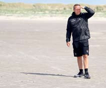 Weitsichtig: André Breitenreiter ließ die Profis am Strand laufen.