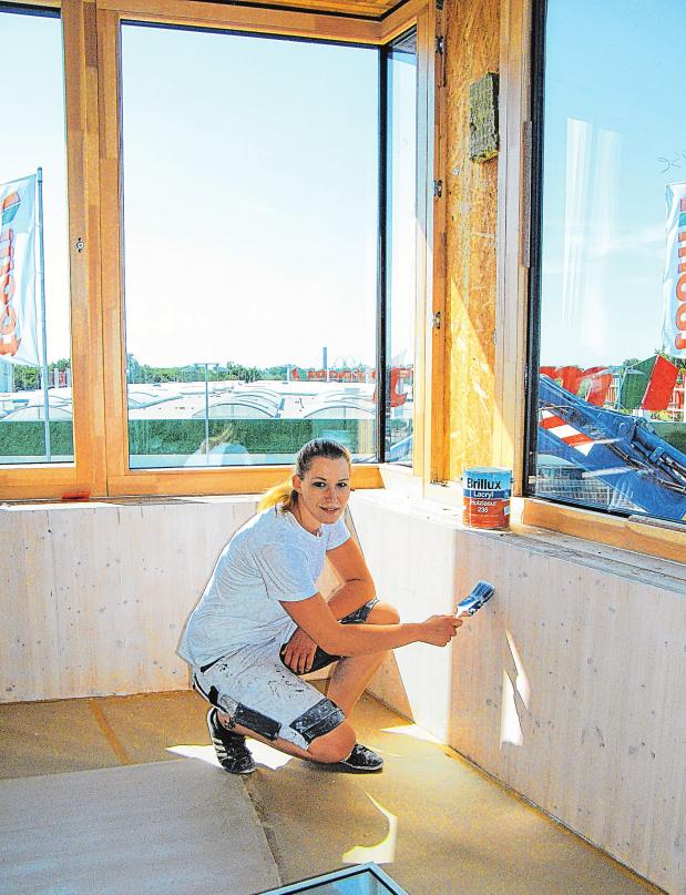Letzte Pinselstriche im Neubau der Stadtwerke Neustadt in Holstein: Malerin Anica Wollmer im künftigen Besprechungsraum. FOTOS: BERND GERWANSKI Letzte Pinselstriche im Neubau der Stadtwerke Neustadt in Holstein: Malerin Anica Wollmer im künftigen Besprechungsraum. FOTOS: BERND GERWANSKI
