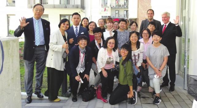 Unterwegs auf Studienreise zu innovativen Sozialprojekten: Besucher aus Taiwan im neuen Hartwig-Hesse-Quartier – mit Maik Greb und Sebastian von Meer (hinten rechts) Foto: Haas