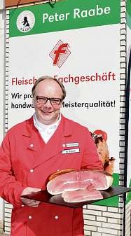 Der Pinneberger Schlachtermeister Michael Raabe mit köstlichem, selbst geräuchertem Katenschinken aus seiner Schlachterei Foto: Kuno Klein