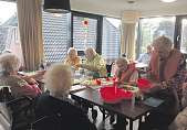 Wunderbare Gemeinschaftsarbeit: Die Senioren machen Salate und backen Kuchen