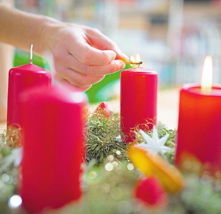 Der Adventskranz wurde von einem Pfarrer erfunden. Er sollte Kindern als Kalender dienen, so dass sie die Zeit bis Weihnachten zählen konnten. Fotos: dpa
