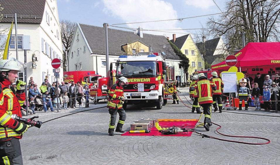 Die Feuerwehr präsentiert sich und ihre Gerätschaften bei interessanten Übungen. Die Feuerwehr präsentiert sich und ihre Gerätschaften bei interessanten Übungen.