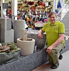 Tobias Baumann zeigt die dekorativen Brunnen, die nicht viel Platz brauchen