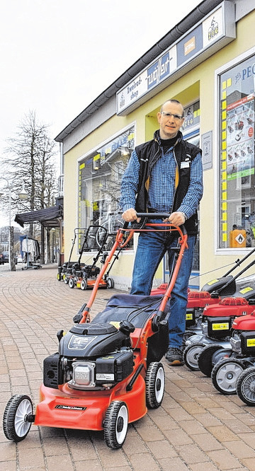 Jörg Schöning berät rund um Rasenmäher. FOTO: GRAAP Jörg Schöning berät rund um Rasenmäher. FOTO: GRAAP