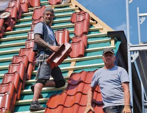 Uwe Roggenbuck (l.) und Dachdeckermeister Rainer Wötzke zeigen an einem Altdach in Norderstedt die Aufsparrendämmung Fotos: Tina Jordan