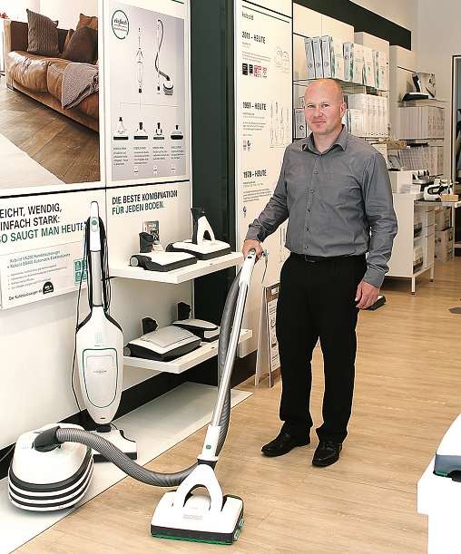 Schnell und gründlich arbeitet der Saugwischer von Kobold, weiß Dino Lüdtke, Storemanager in Kiel. Der Boden wird ohne Anstrengung gewischt und gleichzeitig der Schmutz aufgesaugt. FOTO: SAA Schnell und gründlich arbeitet der Saugwischer von Kobold, weiß Dino Lüdtke, Storemanager in Kiel. Der Boden wird ohne Anstrengung gewischt und gleichzeitig der Schmutz aufgesaugt. FOTO: SAA