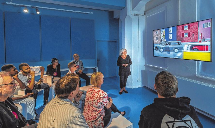 Zuschauen und ausprobieren: Die Ausstellung Dialog mit der Zeit nimmt alle Generationen mit auf eine Reise in ein Leben im Alter. Zuschauen und ausprobieren: Die Ausstellung Dialog mit der Zeit nimmt alle Generationen mit auf eine Reise in ein Leben im Alter.