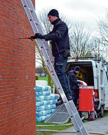 Für die Einblasdämmung eines zweischaligen Mauerwerks genügen kleine Löcher in der Fassade djd/Knauf Insulation GmbH (2)