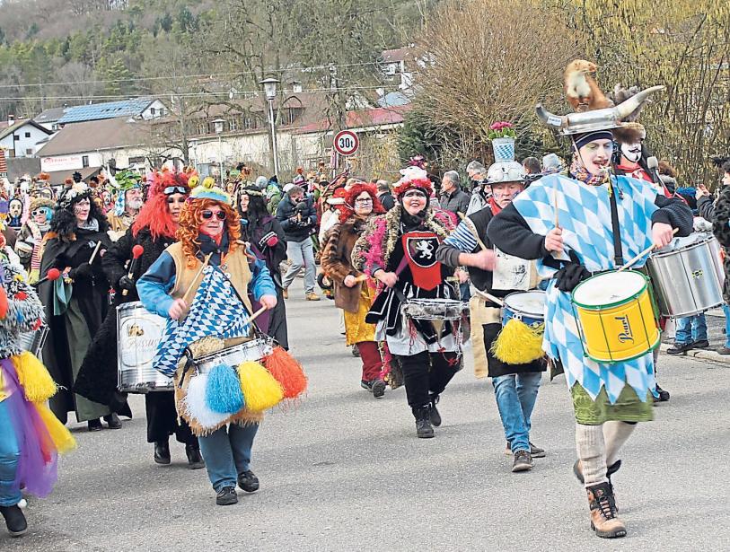 Mit Samba-Klängen kommen die damischen Ritter am Sonntag zum Faschingsumzug nach Altmannstein, der zudem von drei Blaskapellen musikalisch begleitet wird. Fotos: Meyer (1)/Ammerl Mit Samba-Klängen kommen die damischen Ritter am Sonntag zum Faschingsumzug nach Altmannstein, der zudem von drei Blaskapellen musikalisch begleitet wird. Fotos: Meyer (1)/Ammerl