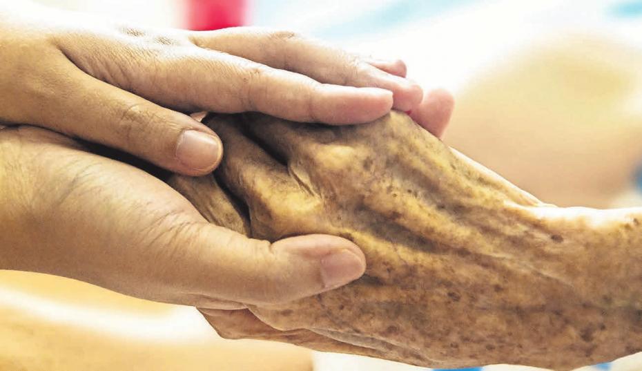 Oft wissen Angehörige nicht, dass sie ein Anrecht auf Kostenübernahme von Pflegemitteln haben. FOTO: R Oft wissen Angehörige nicht, dass sie ein Anrecht auf Kostenübernahme von Pflegemitteln haben. FOTO: R