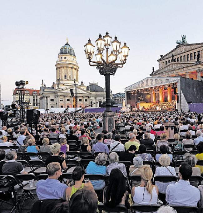 Weltstars und Nachwuchskünstler verwandeln den Gendarmenmarkt wieder in Berlins schönste Bühne Image 1 Weltstars und Nachwuchskünstler verwandeln den Gendarmenmarkt wieder in Berlins schönste Bühne Image 1