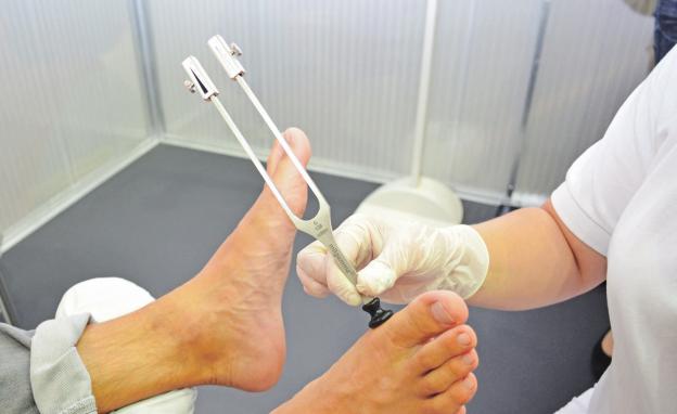 Experten warnen: Wenn die Füße kribbeln und brennen, kann eine Folgeerkrankung des Diabetes dahinter stecken – die Neuropathie. Foto: djd/Wörwag Pharma/COLOURBOX Experten warnen: Wenn die Füße kribbeln und brennen, kann eine Folgeerkrankung des Diabetes dahinter stecken – die Neuropathie. Foto: djd/Wörwag Pharma/COLOURBOX