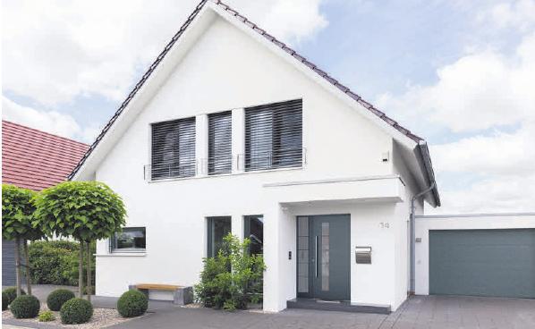 Ein Design, das Hausbesitzer anspricht: Eine Haustür, ganz puristisch in feinem Grau mit Edelstahlbeschlägen. Ein Design, das Hausbesitzer anspricht: Eine Haustür, ganz puristisch in feinem Grau mit Edelstahlbeschlägen.