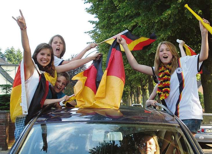 Deutschlands Fußballfans haben es bei den vergangenen internationalen Turnieren gelernt, ausgelassen zu feiern. So werden sich viele von uns auch dieses Mal wieder auf bunte, hupende Autokorsos freuen – aber bitte vorsichtig sein! Fotos: Bennett Skibbe