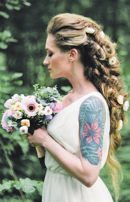 Eine coole Kombination: Edles Brautkleid trifft kunstvolles Tattoo. Veranstalter Eine coole Kombination: Edles Brautkleid trifft kunstvolles Tattoo. Veranstalter