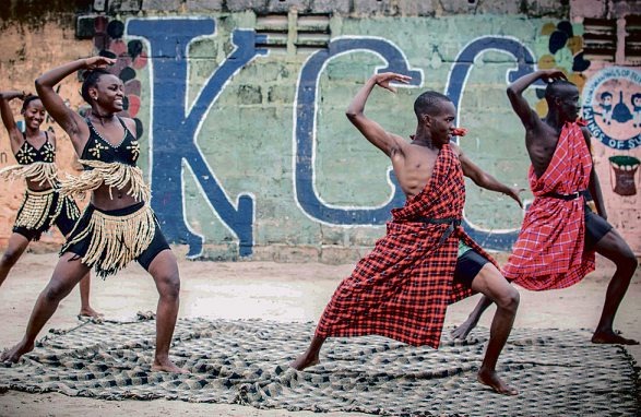 Eine Akrobatik- und Theatergruppe aus Tansania hat ihre Erfahrungen mit den Folgen des Klimawandels in einer rasanten Show verarbeitet Foto: KinderKulturKarawane
