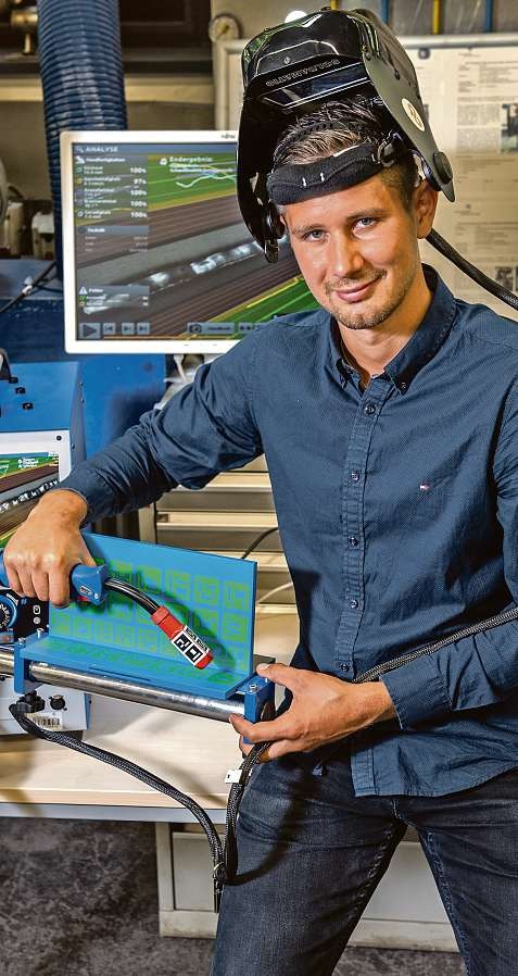 Maschinenbau-Student Sergej Fuchs übt an der HAW Hamburg mit dem digitalen Schweißgerät Heiner Köpcke