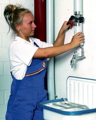 Fachbetriebe, die zur Trinkwasserinstallation informieren und diese ausführen, finden sich unter www.wasserwaermeluft.de, Foto: ZVSHK