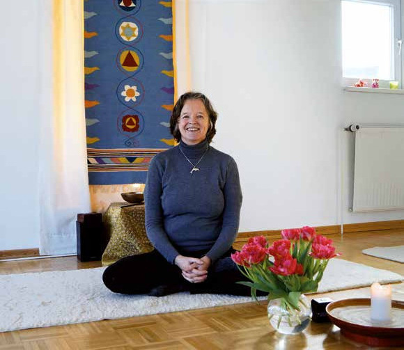 Gaby Slomka (61) leitet das Himalaya-Institut in Ahrensburg und lehrt dort Hatha-Yoga, Fotos (3): P. Sonntag