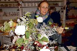 Edle Dekoration für den Tisch und viel weihnachtlich Schönes hat Jacqueline Prinzessin von Schoenaich-Carolath-Schilden im Landhaus Holst im Angebot Foto: Skibbe
