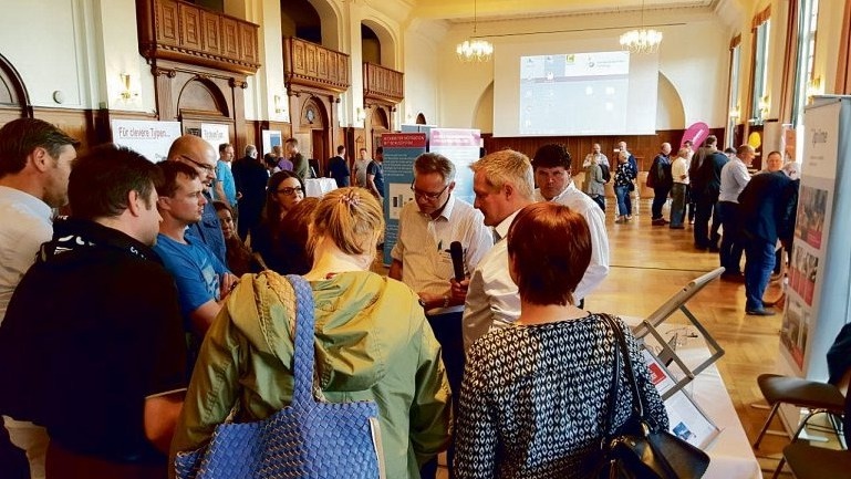 Intensive Gespräche in der Handwerkskammer: Die erste Messe „Arbeitszeiterfassung im Handwerk“ des Mittelstand 4.0-Kompetenzzentrums stieß auf eine durchweg positive Resonanz bei den Besuchern, Foto: Andreas Rönnau