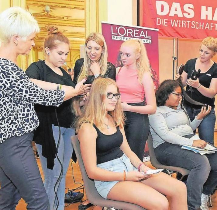 Mit viel Engagement – wie hier bei der Ausbildungsbörse in der Stadthalle im vergangenen Herbst – überzeugen die Wuppertaler Handwerker Schüler von ihrem Beruf. Archiv-Foto: Andreas Fischer Mit viel Engagement – wie hier bei der Ausbildungsbörse in der Stadthalle im vergangenen Herbst – überzeugen die Wuppertaler Handwerker Schüler von ihrem Beruf. Archiv-Foto: Andreas Fischer